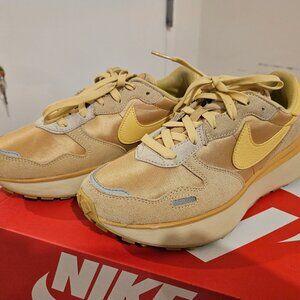 Nike Womens Phoenix Waffle Wheat Gold & Saturn Gold Size W8.5